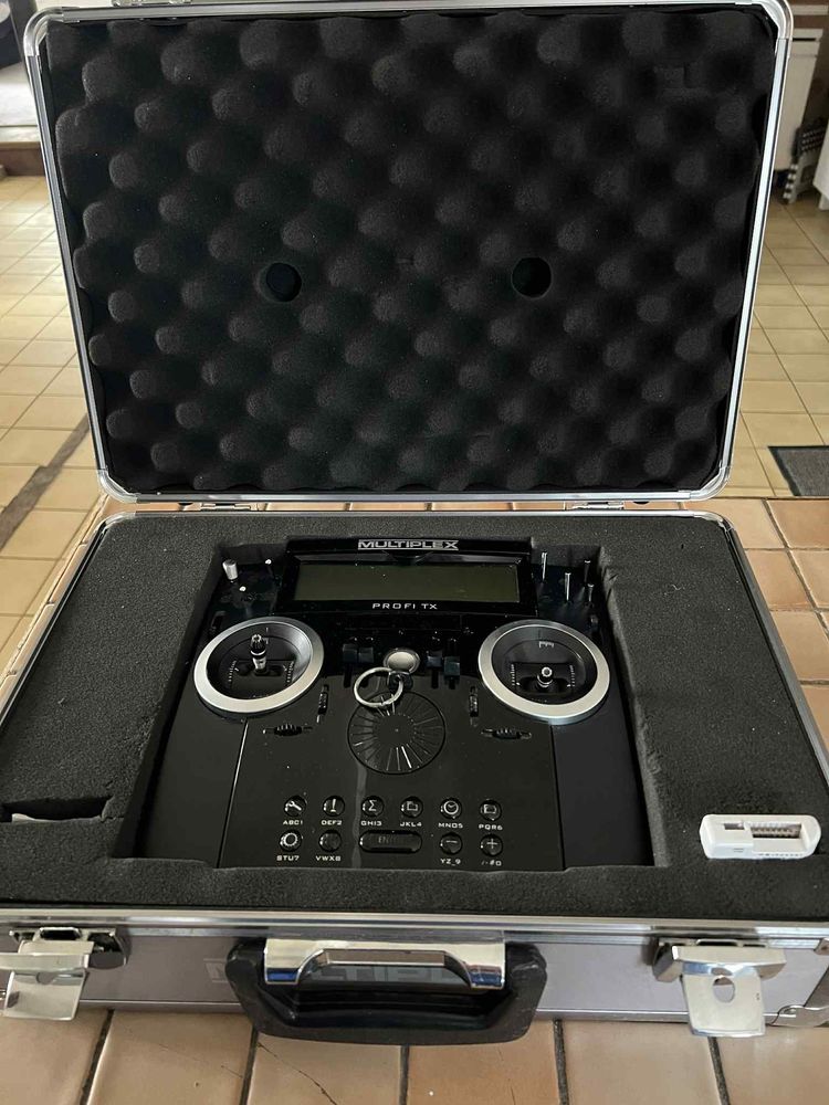 Radio PROFI TX 16 voies
300 Pithiviers-le-Vieil (45)