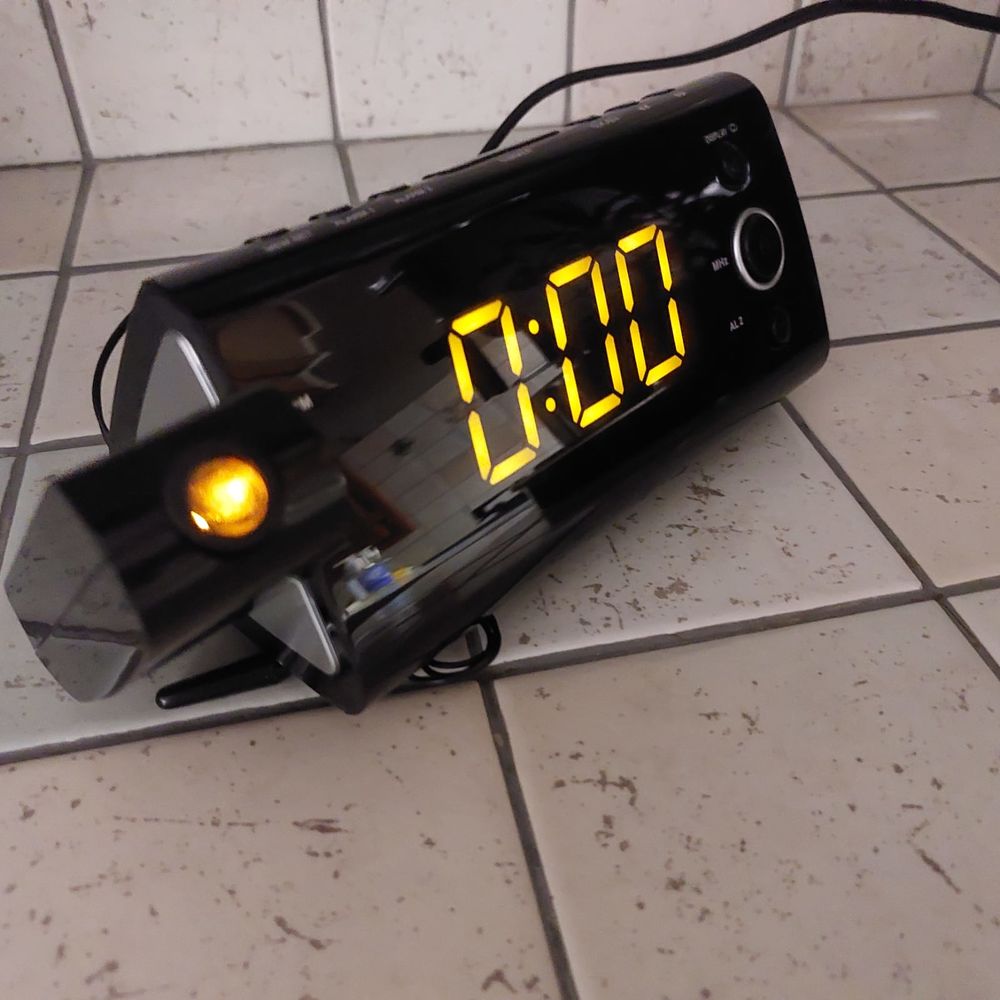 Radio - R�veil AKAI avec projection de l'heure 20 L'Isle-d'Abeau (38)