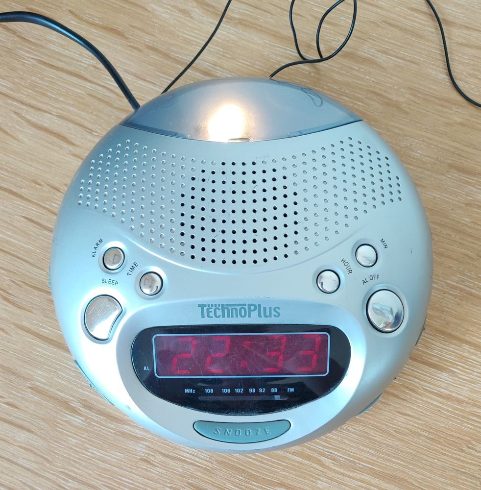 Radio-r�veil digital avec lampe - Gris - Techno Plus 5 Dommiers (02)