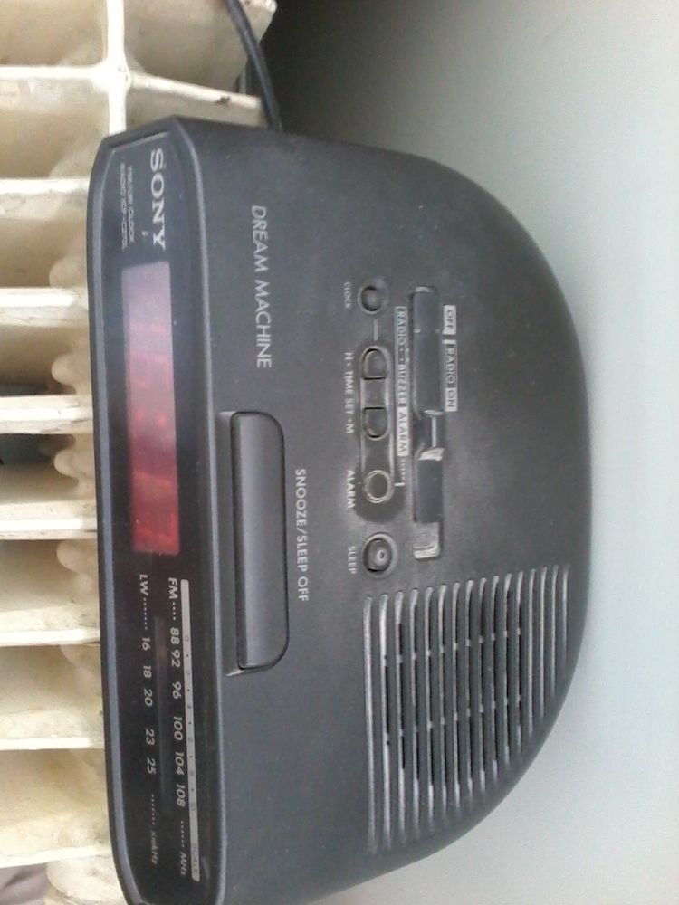 Radio  réveil électrique marque Sony  15 Tourcoing (59)