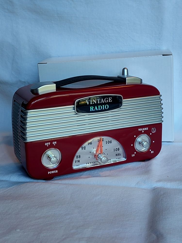 Radio vintage rouge fonctionne avec 3 piles 8 Avermes (03)