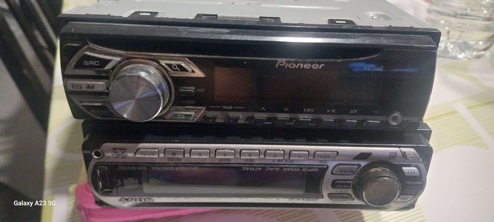 2 radios de voiture fonctionnent bien. 60 Santeny (94)