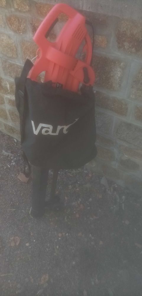 Ramasse feuilles, broyeur. 15 La Fert�-Mac� (61)