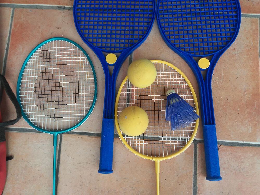   2 Raquettes de Badminton 2 raquettes avec balle mousse 9 Meynes (30)