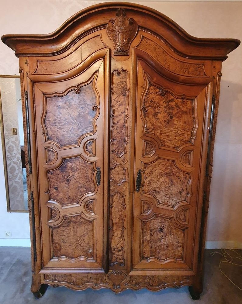 Rare armoire bressane en parfait �tat chapeau de gendarme. 1450 Lyon 1 (69)