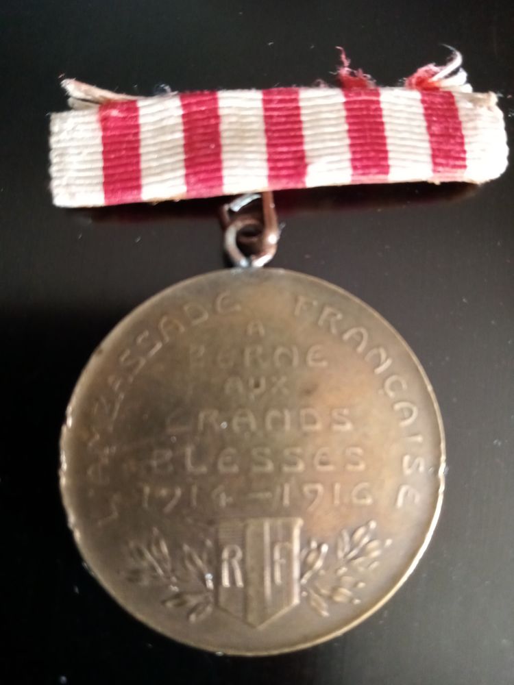 RARE :MEDIALLE MILITAIRE   AUX GRAND BLESSES . GUERRE 14/18 250 Argentan (61)