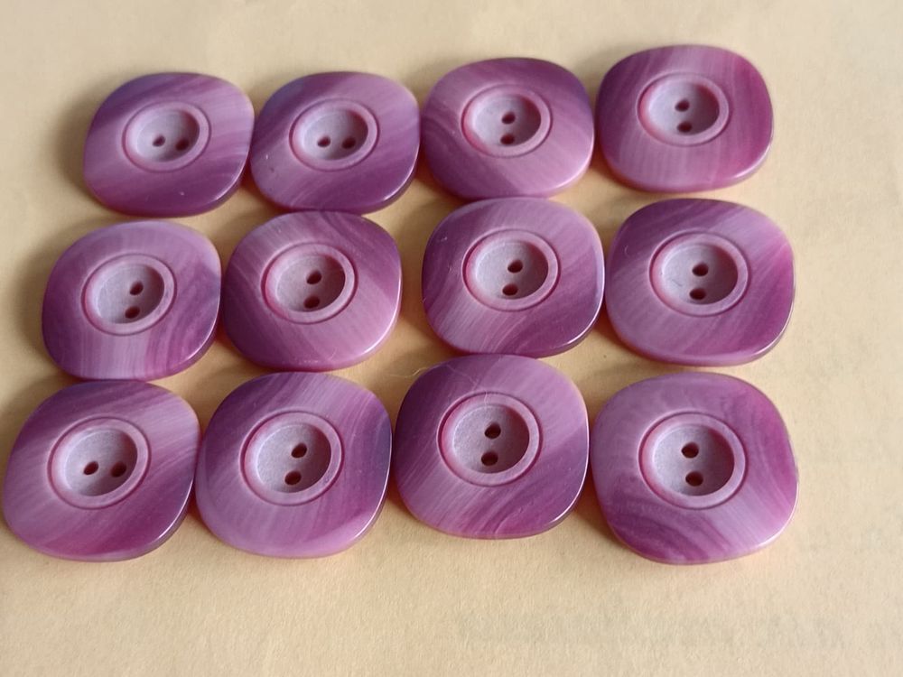 Rare S�rie longue de 12 Boutons Carr�s Vieux Rose - 2,5 cm 28 Thonon-les-Bains (74)