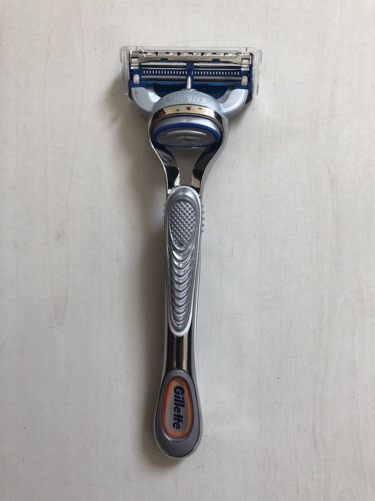 Rasoir neuf Gillette Skinguard Sensitive 5 Le Taillan-M�doc (33)