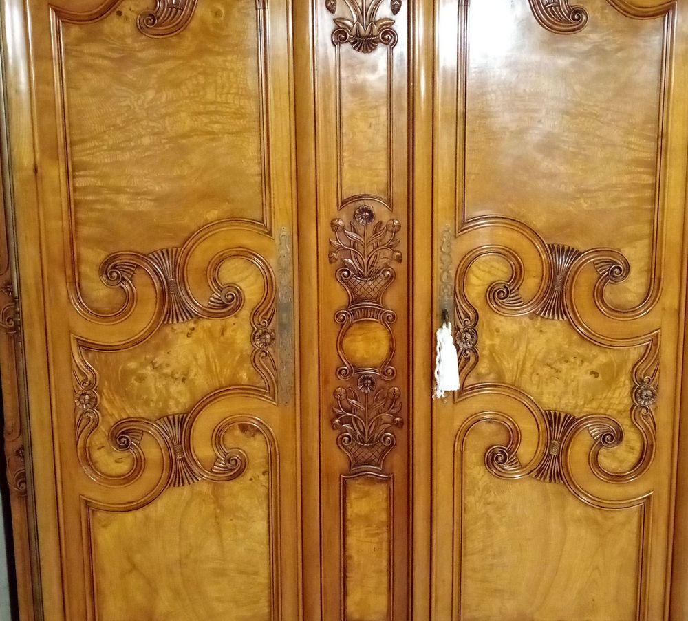 Recherche armoire bressane en merisier et loupe de fr�ne 0 Cluny (71)