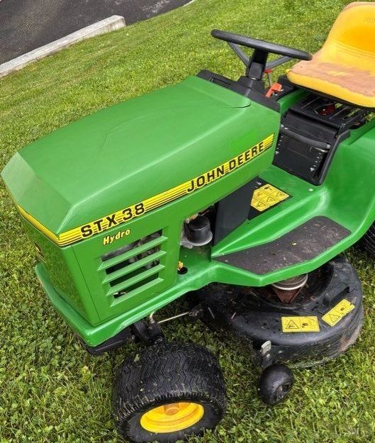 Recherche Capot pour autoport�e JOHN DEERE STX38HYDR 0 Quiers-sur-B�zonde (45)