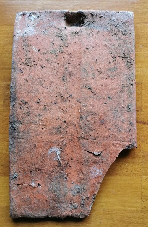 Recherche tuiles plates anciennes 15 x 25 0 Leuilly-sous-Coucy (02)