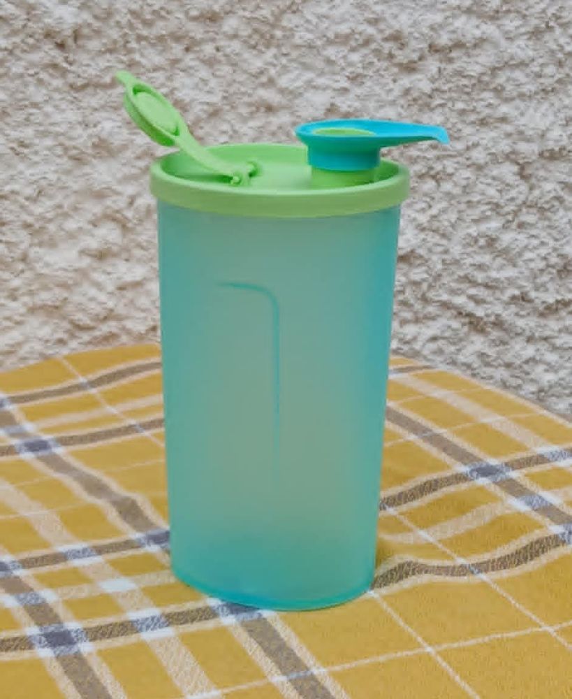 R�cipient de 50 cl avec Bec Verseur : Tupperware 4 La Fert�-Alais (91)