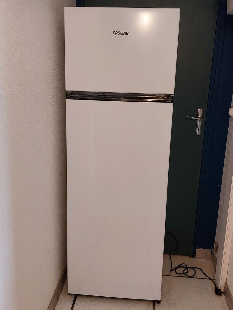 r�frig�rateur avec cong�lateur en haut �tat neuf 250 Lhospitalet (46)