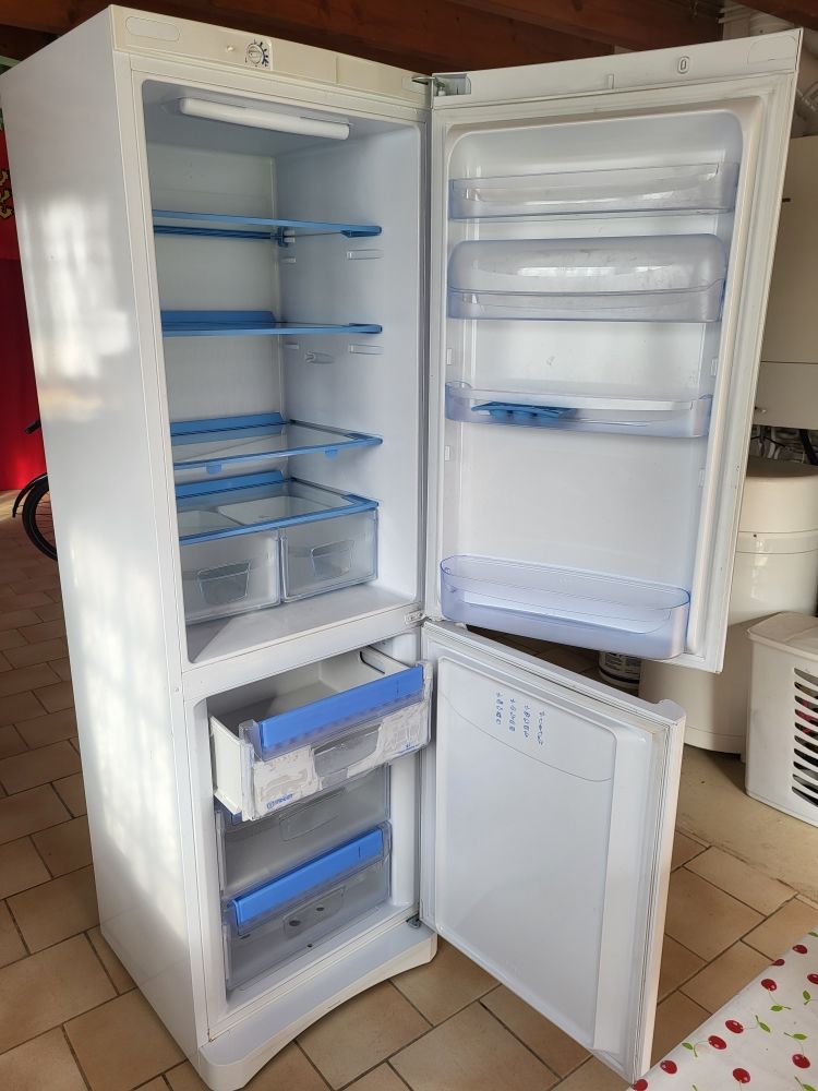 Réfrigérateur congélateur Indesit 330L 90 Champs-sur-Yonne (89)