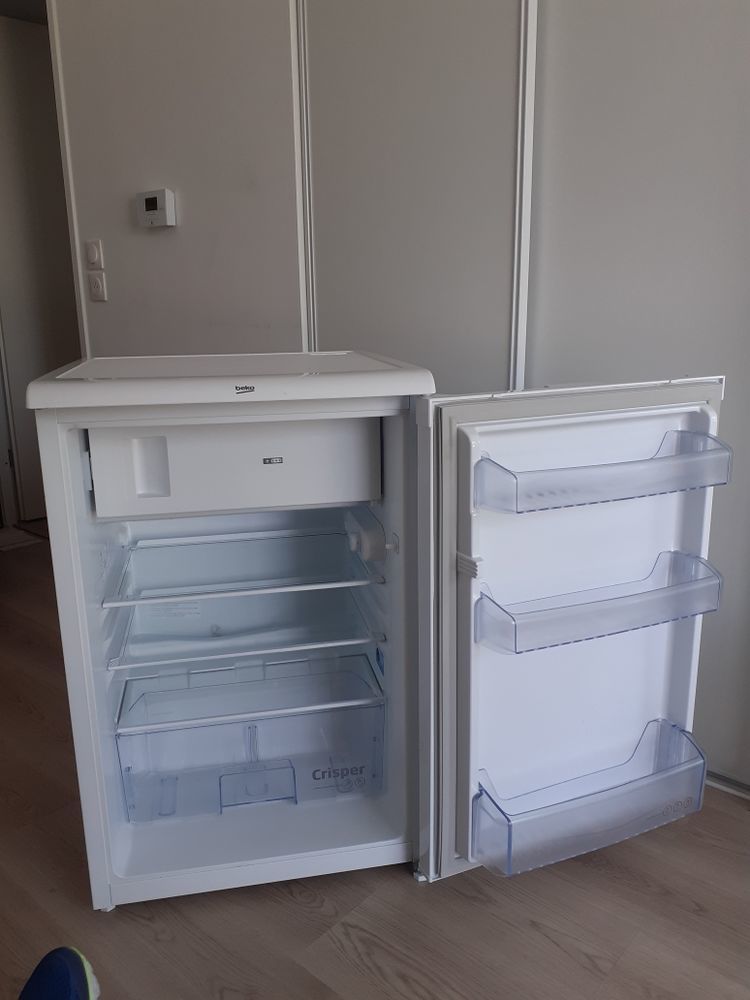 r�frig�rateur dans un �tat impeccable 
la hauteur 85 cm
la largeur 55 cm 
la profondeur ext 58 110 Amiens (80)