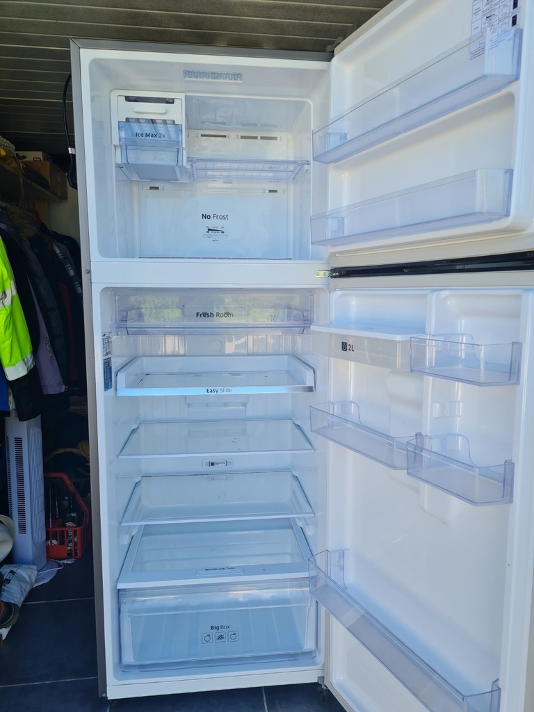 R�frig�rateur gris Vertical avec Fonction No Frost, 400 Saint-Sulpice-d'Arnoult (17)