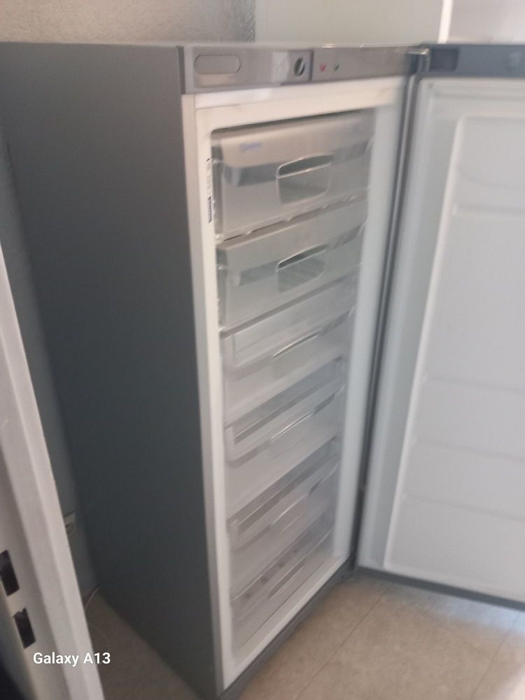 R�frig�rateur 6 tiroirs Indesit gris en bon �tat 145 Saint-Priest (69)