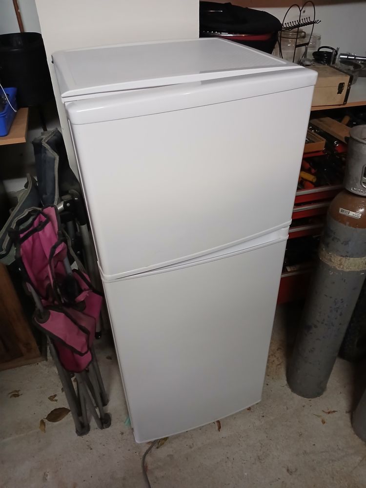 R�FRIG�RATEUR 130 Jujurieux (01)