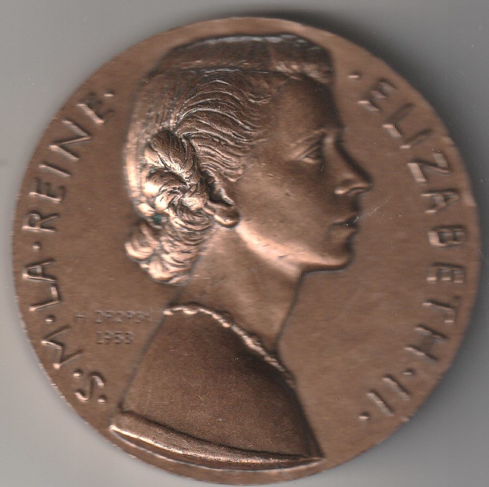 S.M .LA REINE ELIZABETH II 9 SEPT 2015 Bronze de H.DROPSY 
60 Doullens (80)