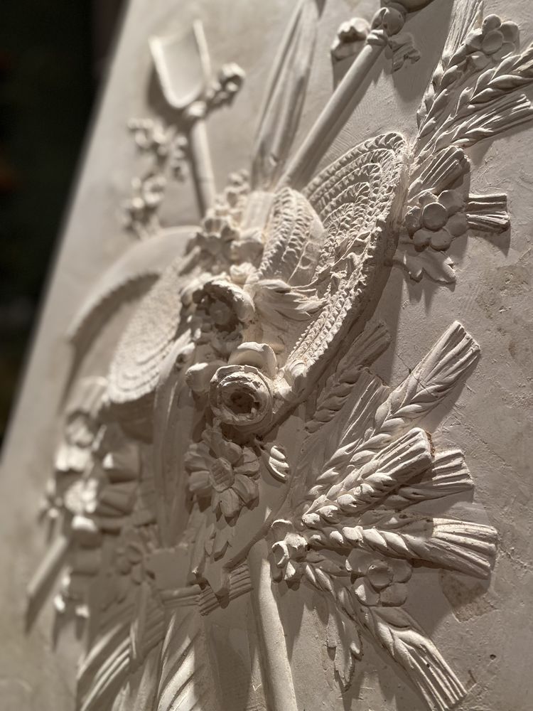 Bas relief en pl�tre 90 Le Mesnil-Saint-Denis (78)