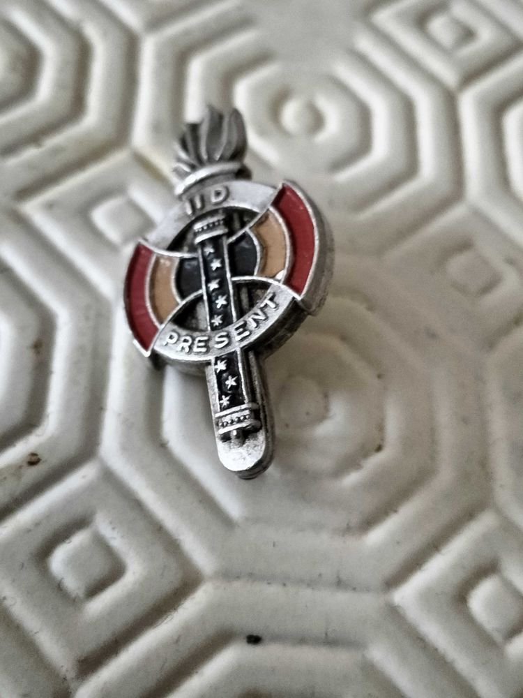 pin's      ( REMISE EN MAIN PROPRE ) 35 Bordeaux (33)