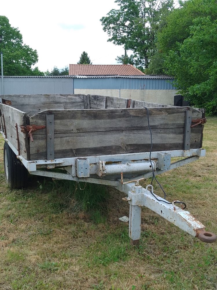 UNE REMORQUE AGRICOLE. 850 Augignac (24)