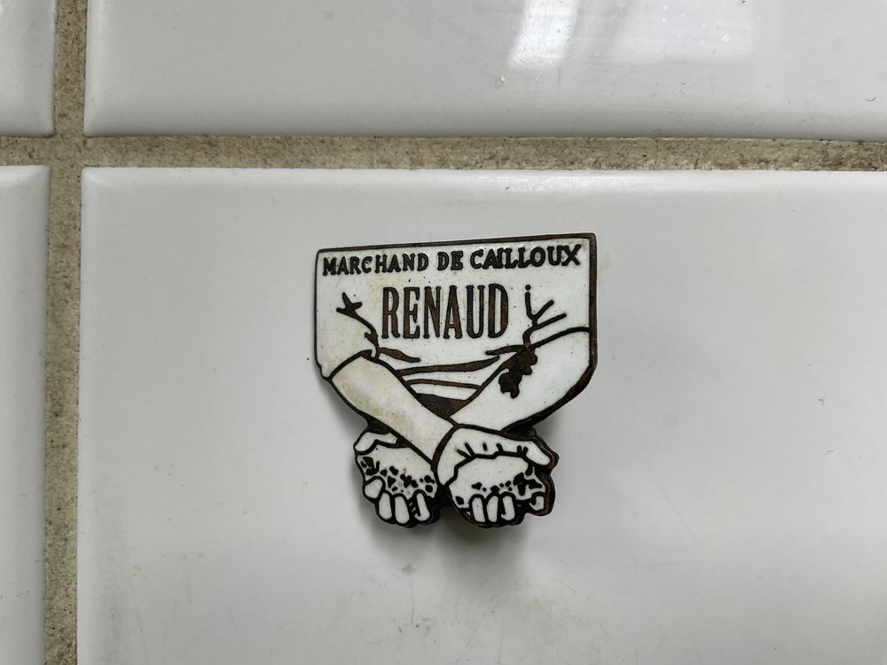 Pin's RENAUD (vendeur de cailloux) RARE 120 Ivry-sur-Seine (94)