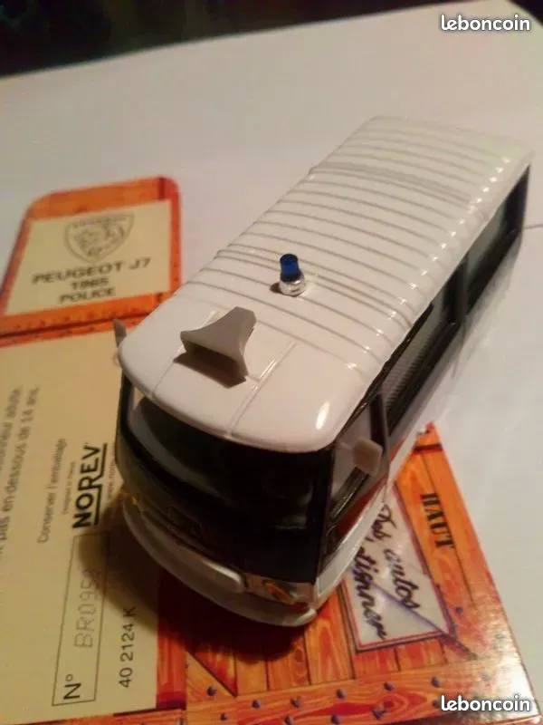 2CV / RENAULT / PEUGEOT / CITROEN NOREV 1/43 12 Valleiry (74)