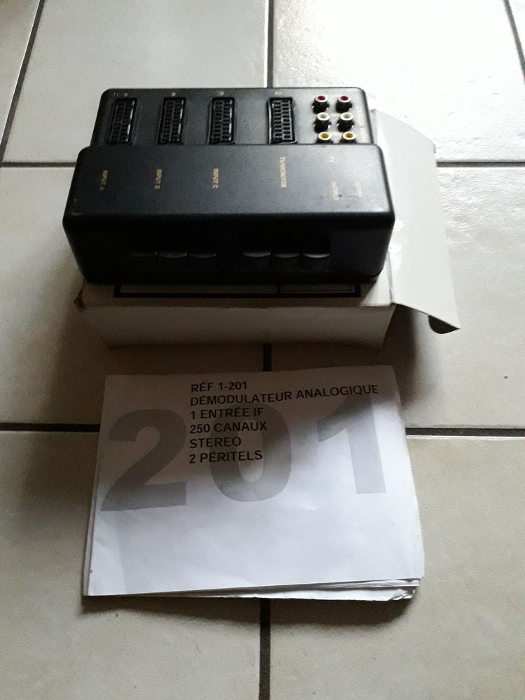 REPARTITEUR PERITEL .1 ENTREE 250 CANEAUX4  PERITEL. 5 Fr�vent (62)