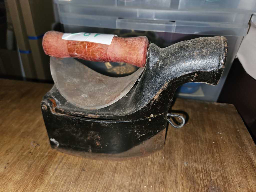 Fer � repasser ancien avec poign�e bois 25 Lambrey (70)