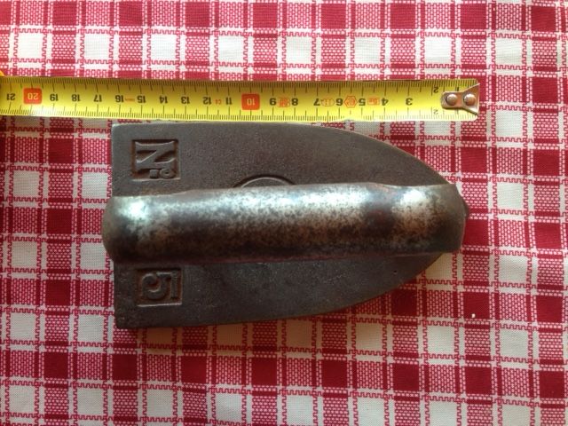 Fer � repasser ancien, en fonte, 15 Gentilly (94)