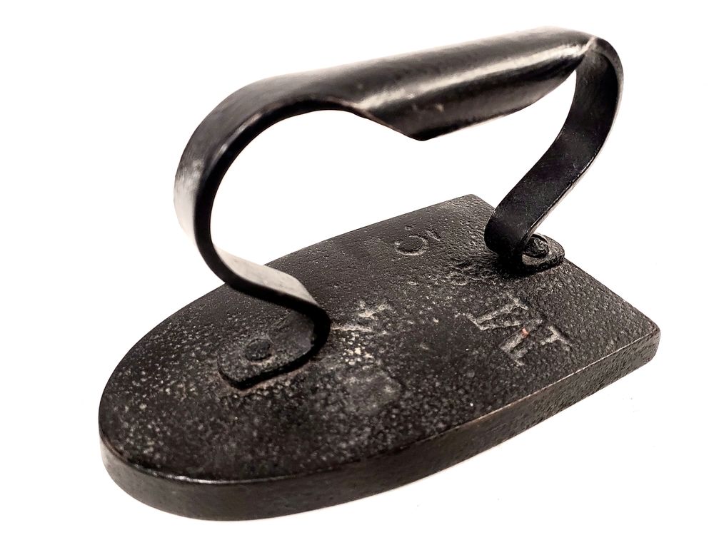 Fer � repasser ancien. N�4
Marque M & C 5 Montigny-aux-Amognes (58)