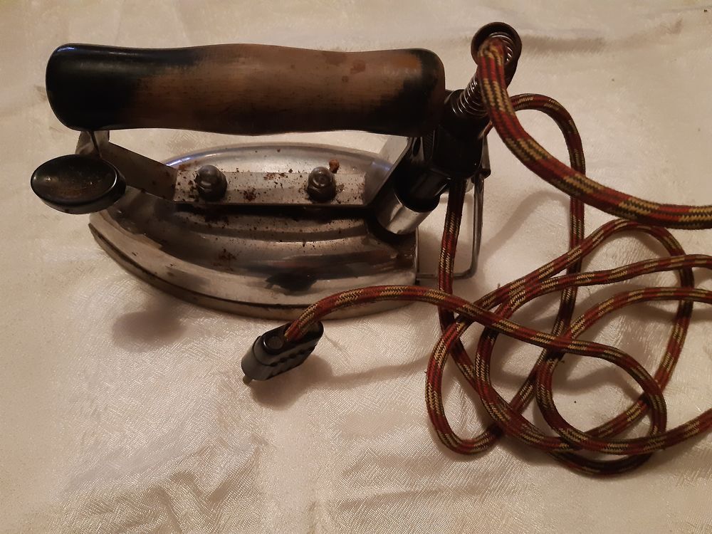 Fer � repasser ancien 120 volts 12 Vend�me (41)