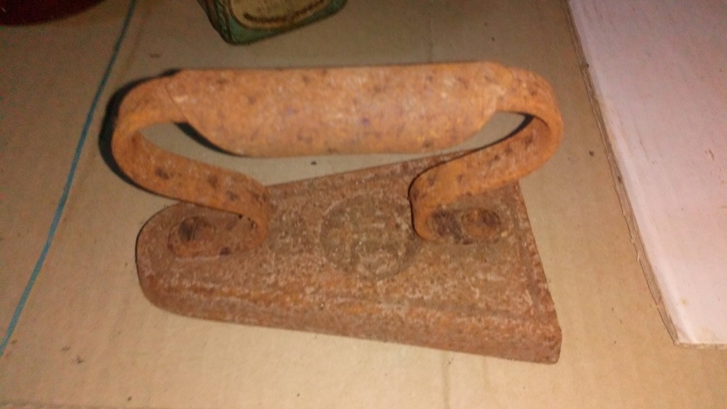 Fer � repasser vintage en m�tal rouill� 0 Battrans (70)