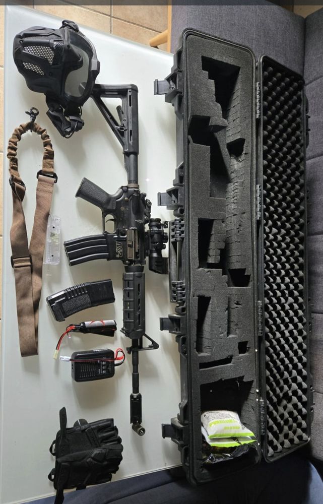 r�plique et tout ses accessoires 650 N�mes (30)