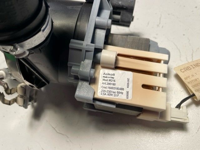 R�sistance et capot de pompe lave-vaisselle INDESIT DFG254FR 40 Sceaux-du-G�tinais (45)