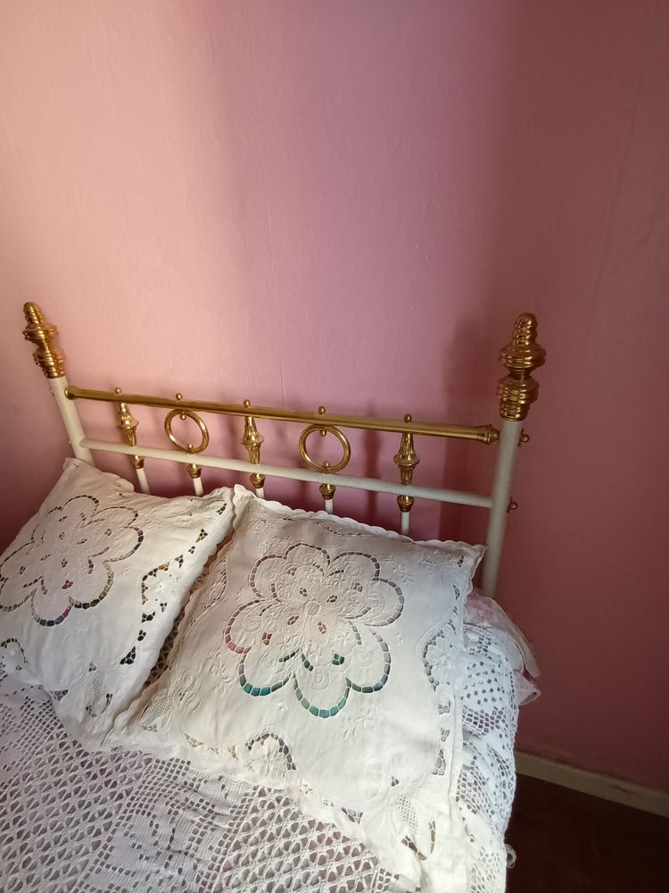 Lit r�tro laiton dor�  pour une personne . 160 Chazay-d'Azergues (69)