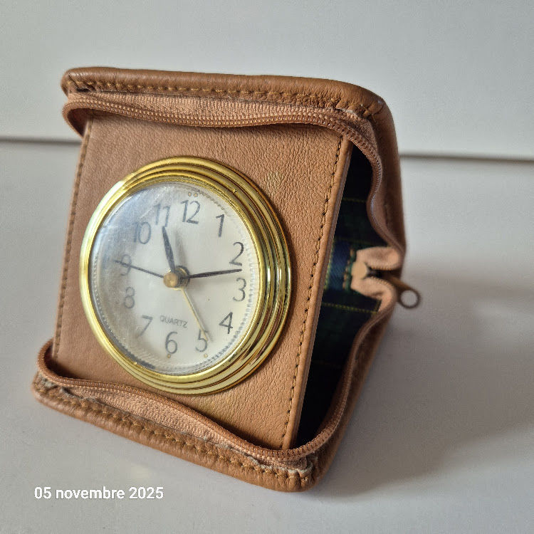 R�veil de voyage dans son emballage de transport en cuir 6 Saumur (49)