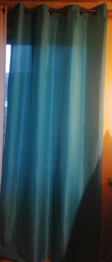 lot 2 rideaux bleu turquoise, largeur 140cm longueur 260cm, bon �tat, prix d�finitif 15 Morlaix (29)