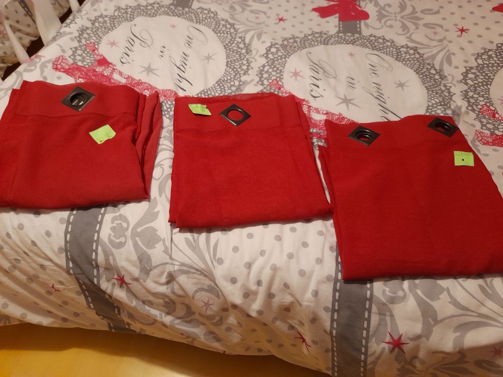 3 rideaux grands rouge tr�s beau voilage 20 L'Aiguillon-sur-Mer (85)