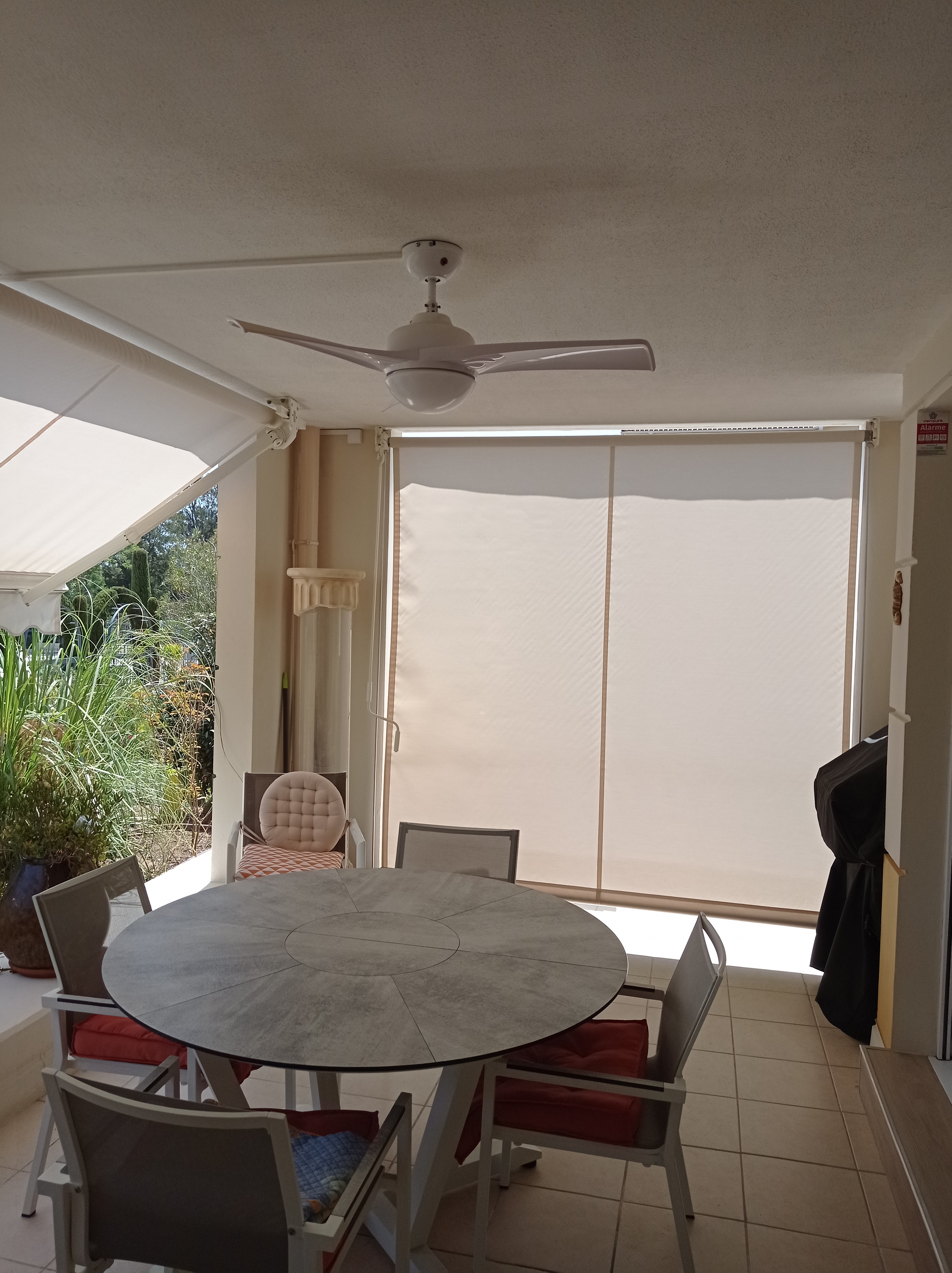 RIDEAUX TERRASSE A GUIDES MANUELS . 300 St Aygulf (83)