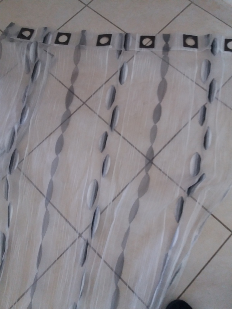Rideaux Voile Blanc gris noir � Motifs avec oeillets carr�s 20 Mont�limar (26)