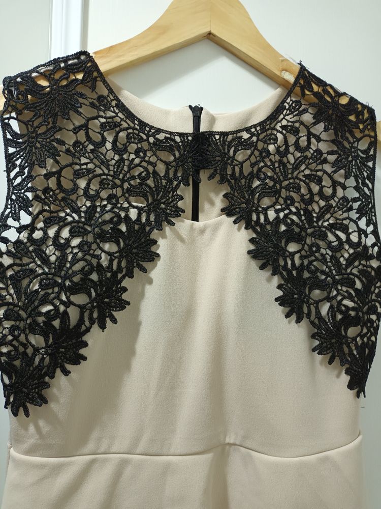 Robe beige NEUF avec dentelle noir 10 Bezons (95)