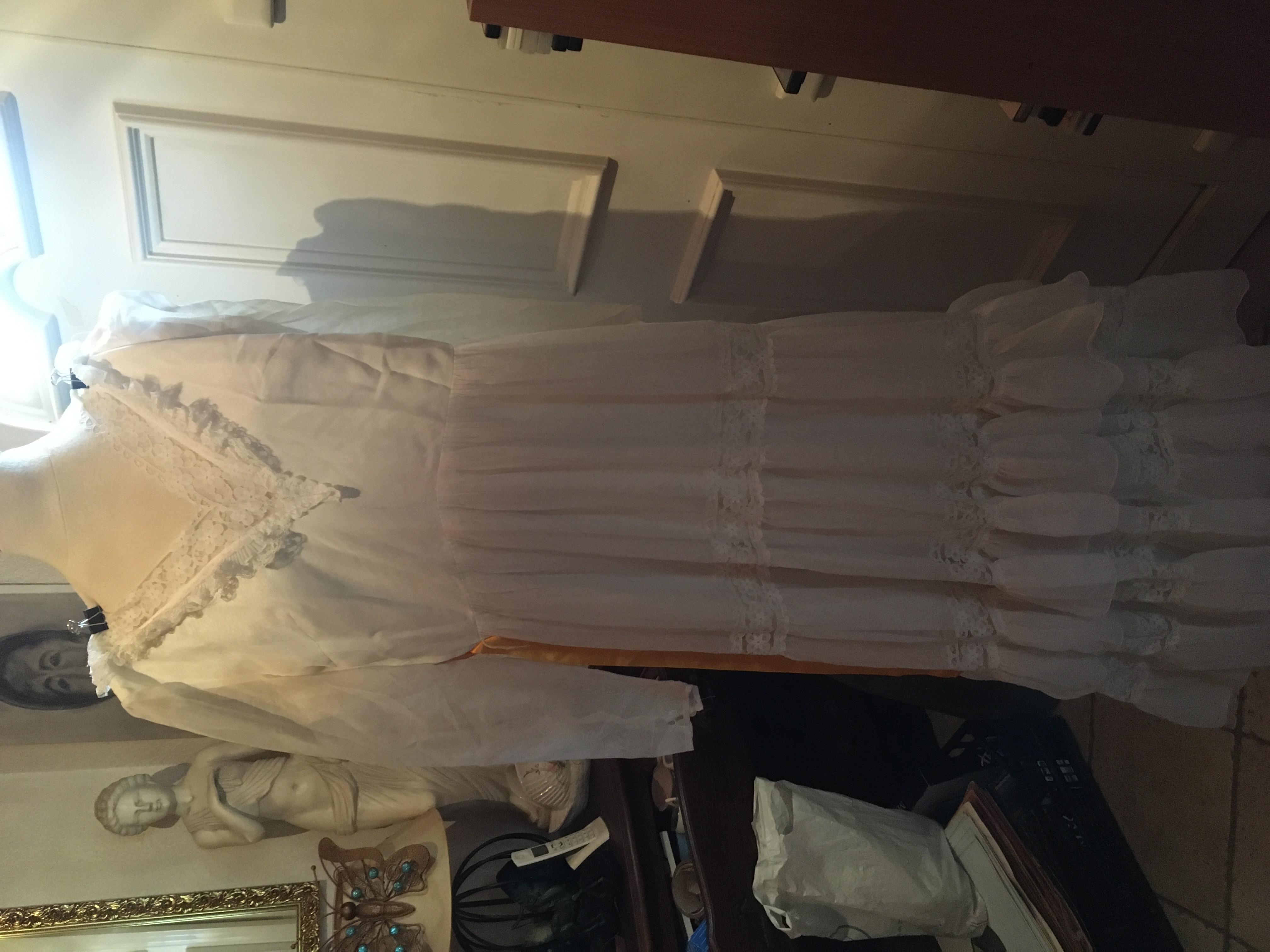 Robe blanche dentelle 15 Saint-Julien-les-Rosiers (30)