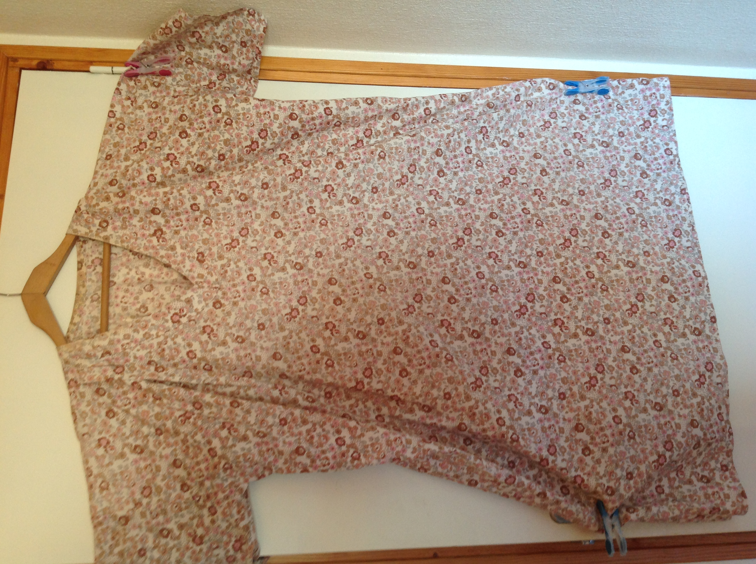 ROBE BLANCHE � FLEURS MARRON BEIGE GRISE ROSE GRANDE TAILLE 15 Tr�gunc (29)