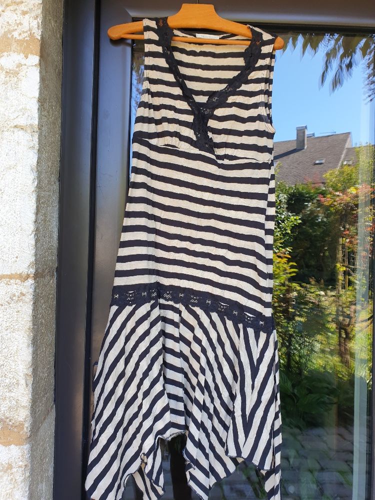 Robe blanche � rayures noires sans manche � dentelles noires 8 Mouxy (73)