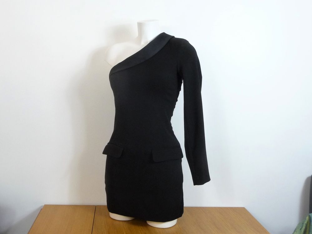 Robe Blazer Noir � 1 Epaule D�nud�e et 1 Manche Longue- Zara 60 Paris 15 (75)