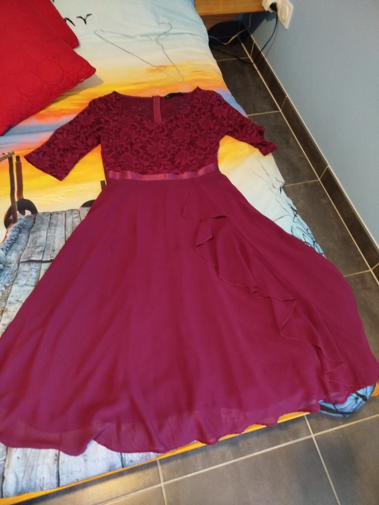 Robe bordeaux mi-longue avec dentelle 10 B�ziers (34)