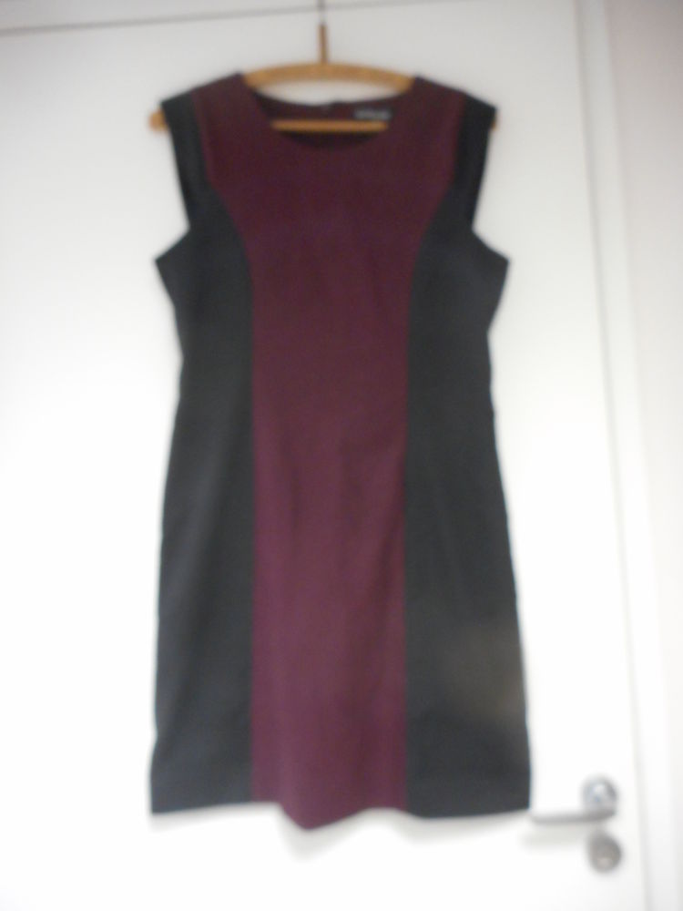 Robe chasuble noire et bordeaux T 38 15 Nieuil-l'Espoir (86)