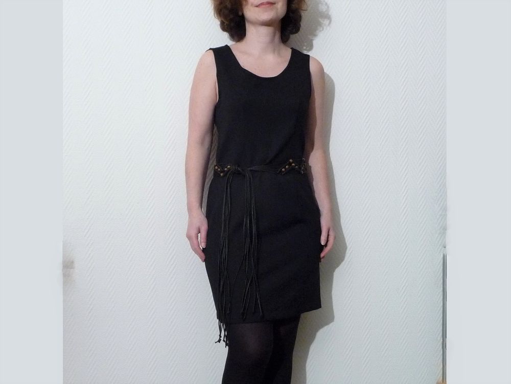 Robe Cintr�e Noir sans manches- Taille 36 10 Paris 15 (75)